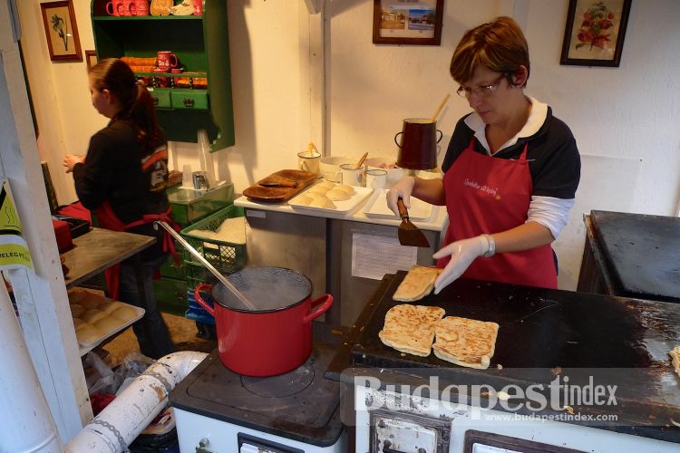 Christmas market in Budapest, food